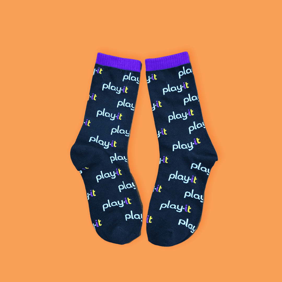 גרביים ממותגות - Play-it בצבע כחול על רקע כתום