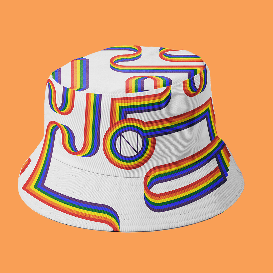 ריינבו - כובע לבן עם צבעי הגאווה