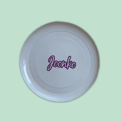 פריזבי ממותג - JOONKO בצבע לבן וכיתוב בצבע סגול